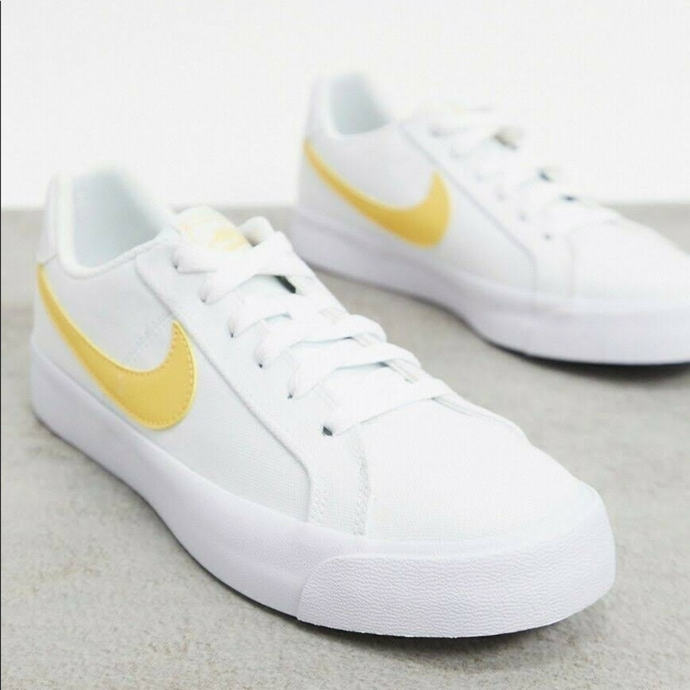 Nike Womens Court Royale.